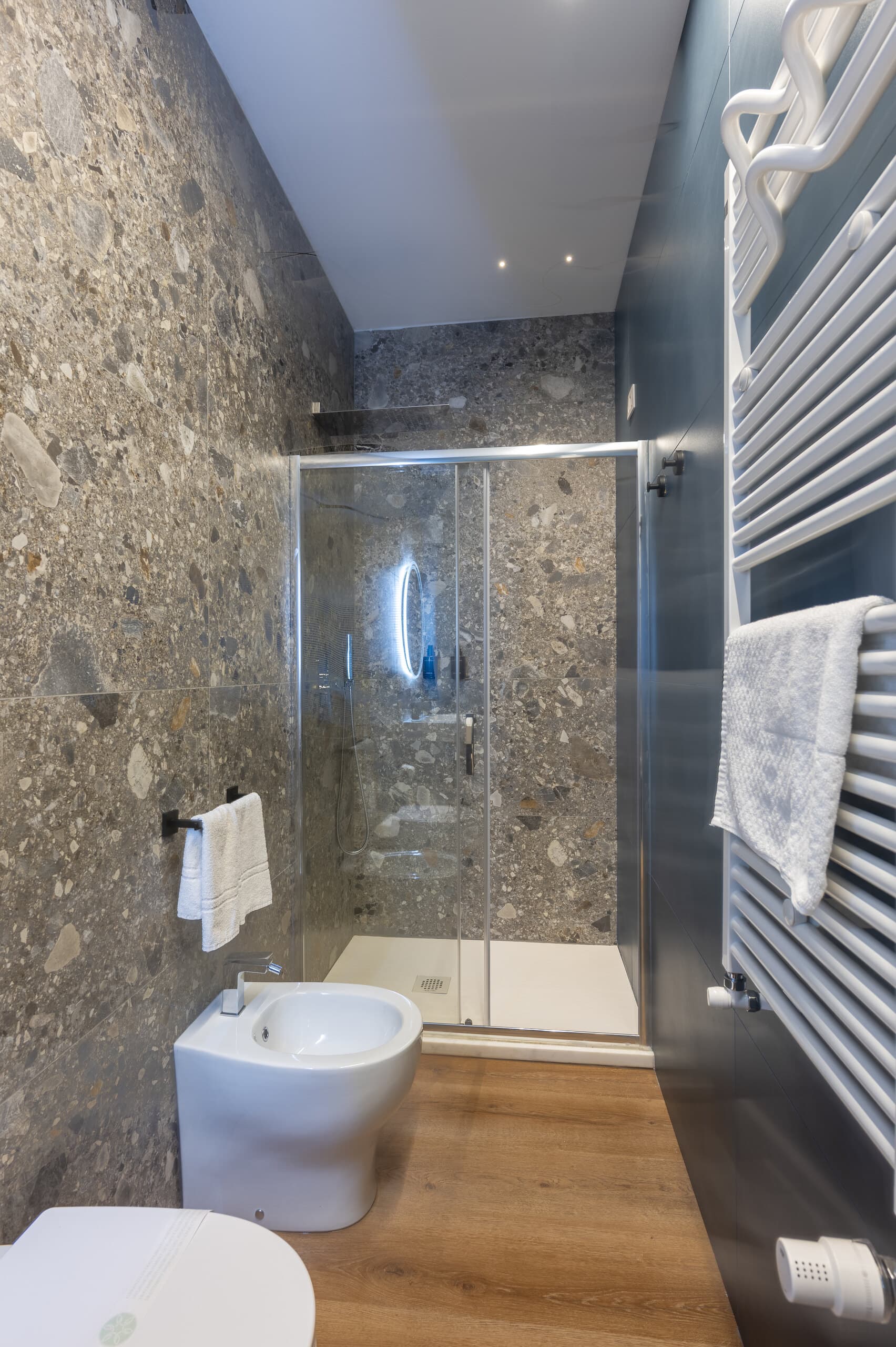 Camera 201: bagno con doccia