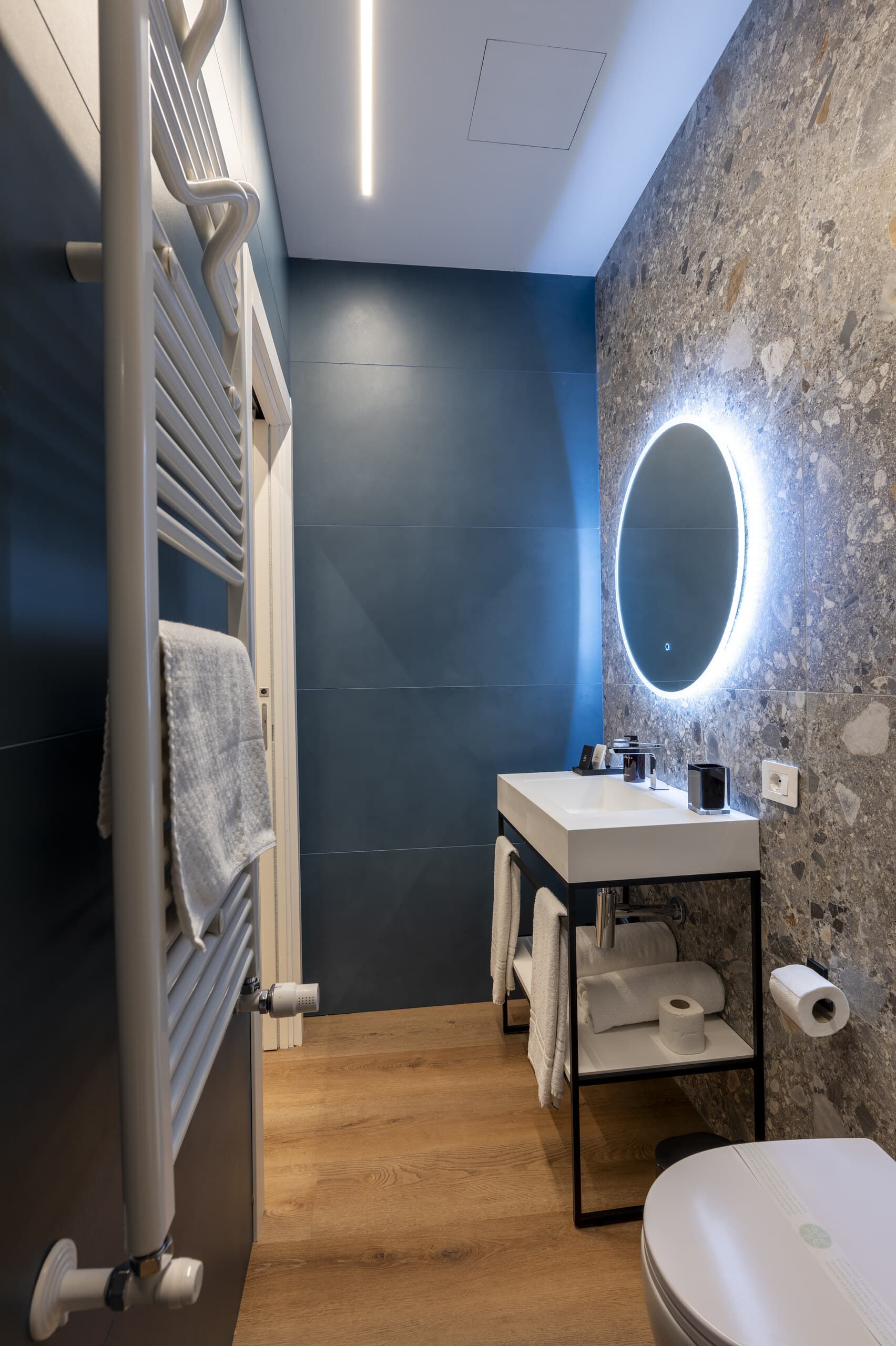 Camera 201: bagno privato con specchio retroilluminato
