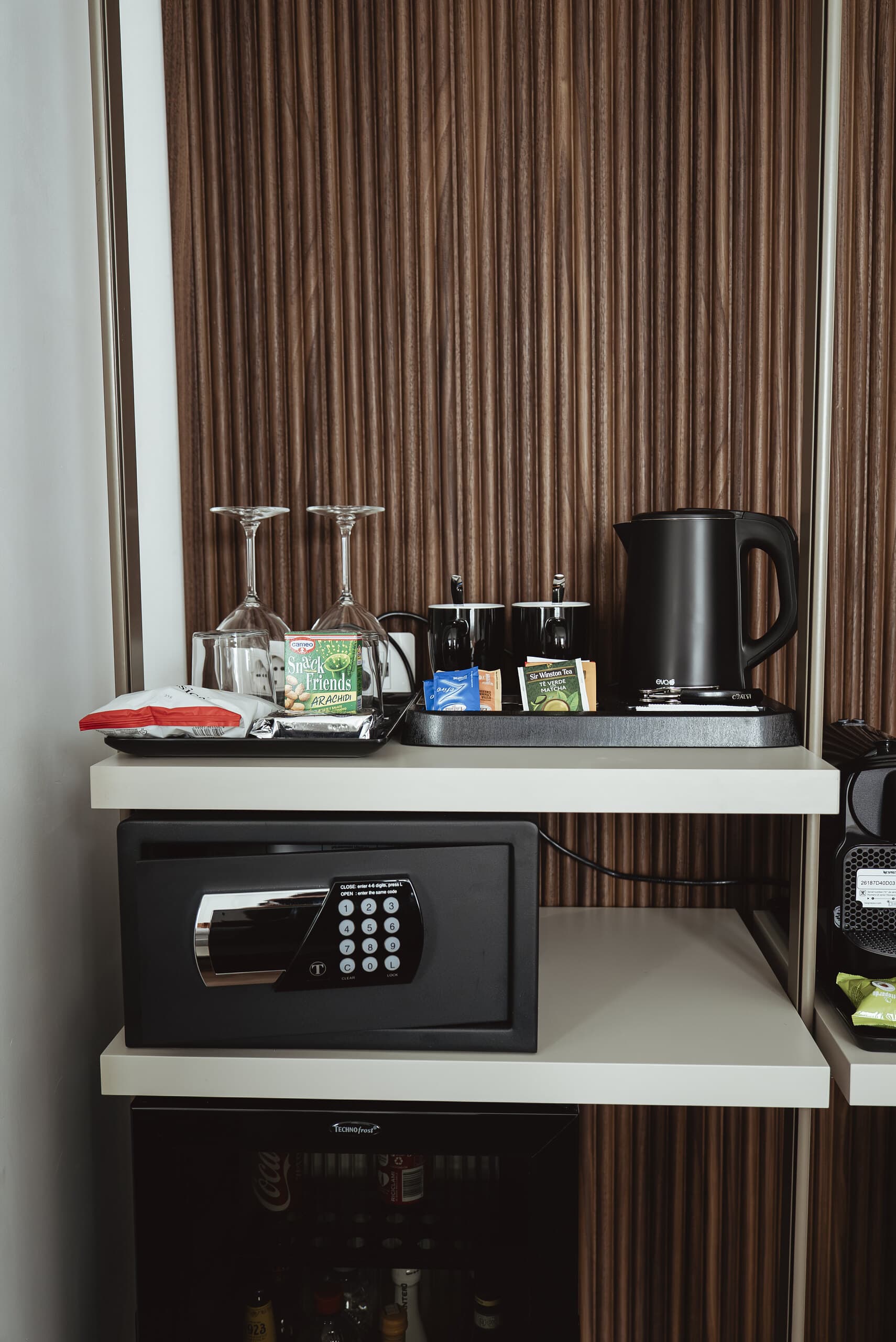 Angolo caffè, cassaforte e frigobar