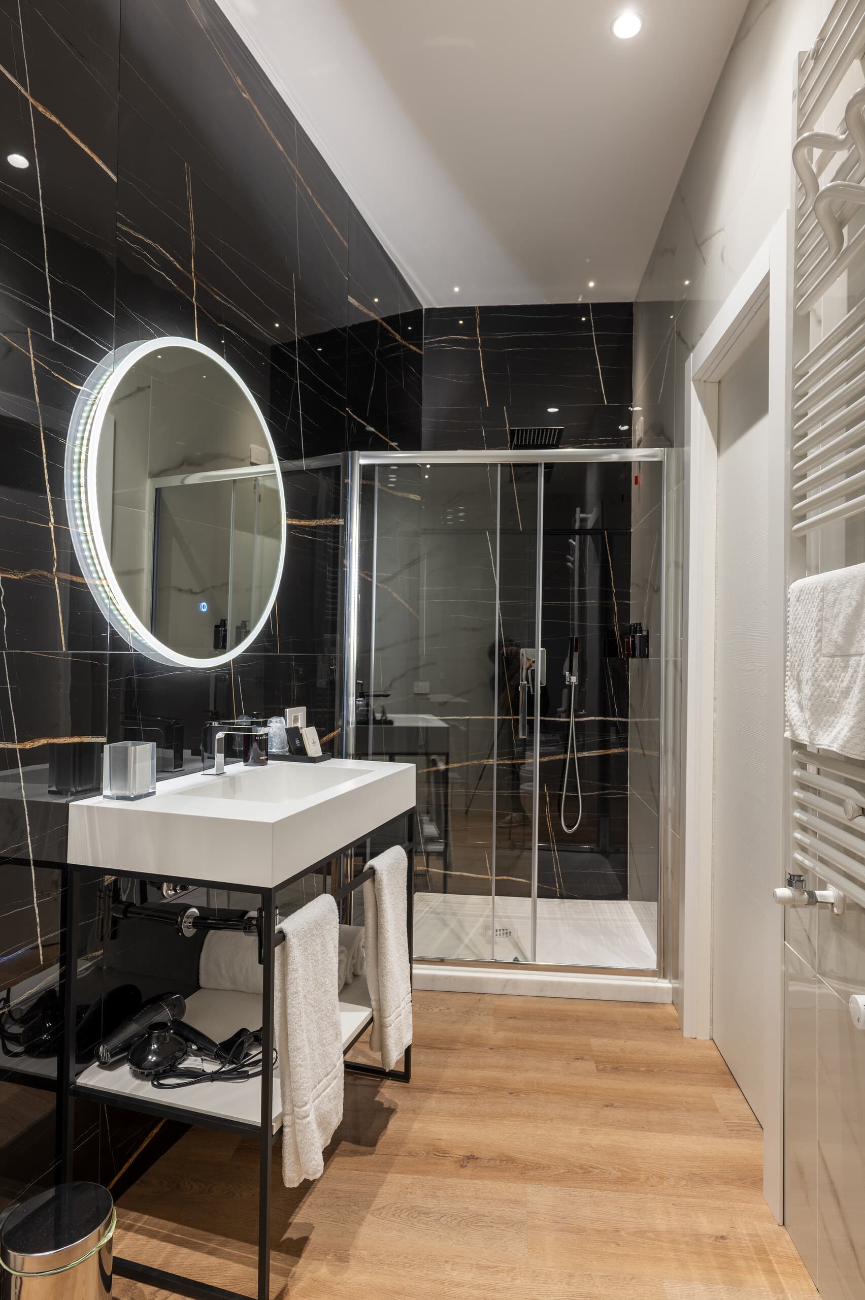 Camera 202: bagno in marmo nero con doccia