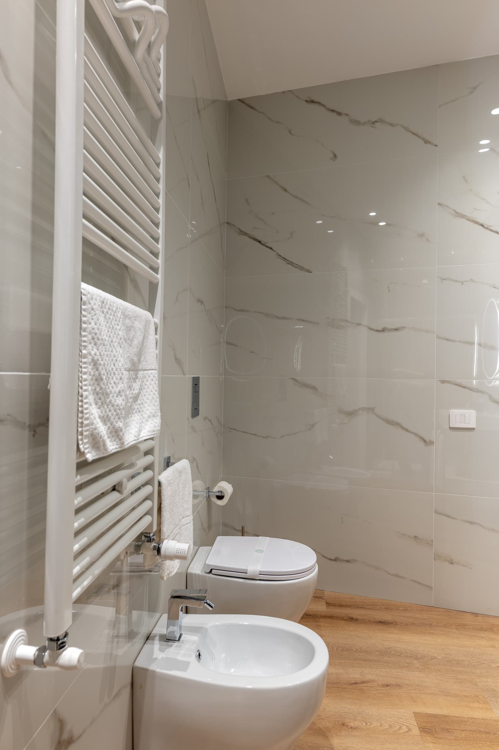 Camera 202: bagno con scaldasalviette