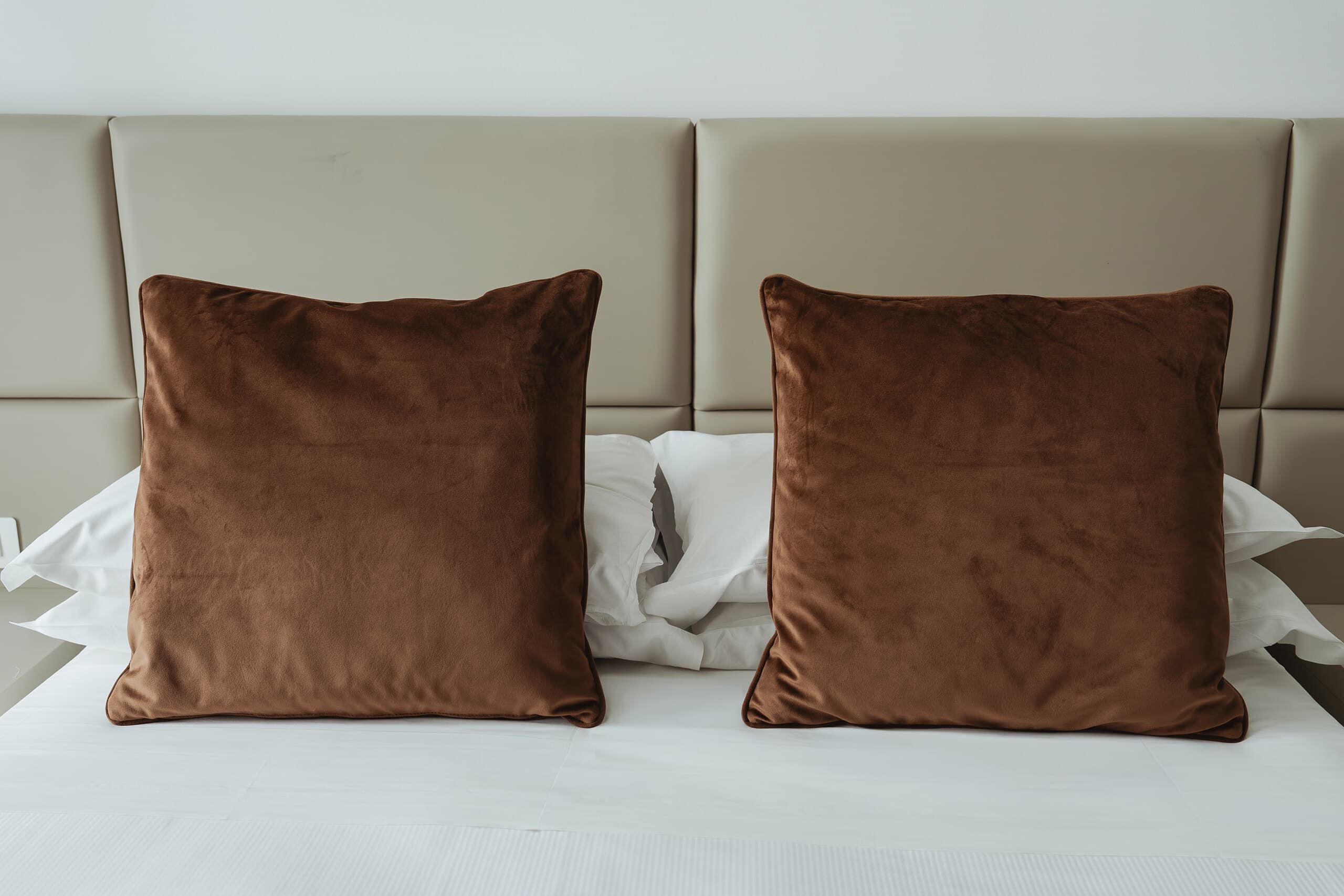 Cuscini in velluto sul letto matrimoniale