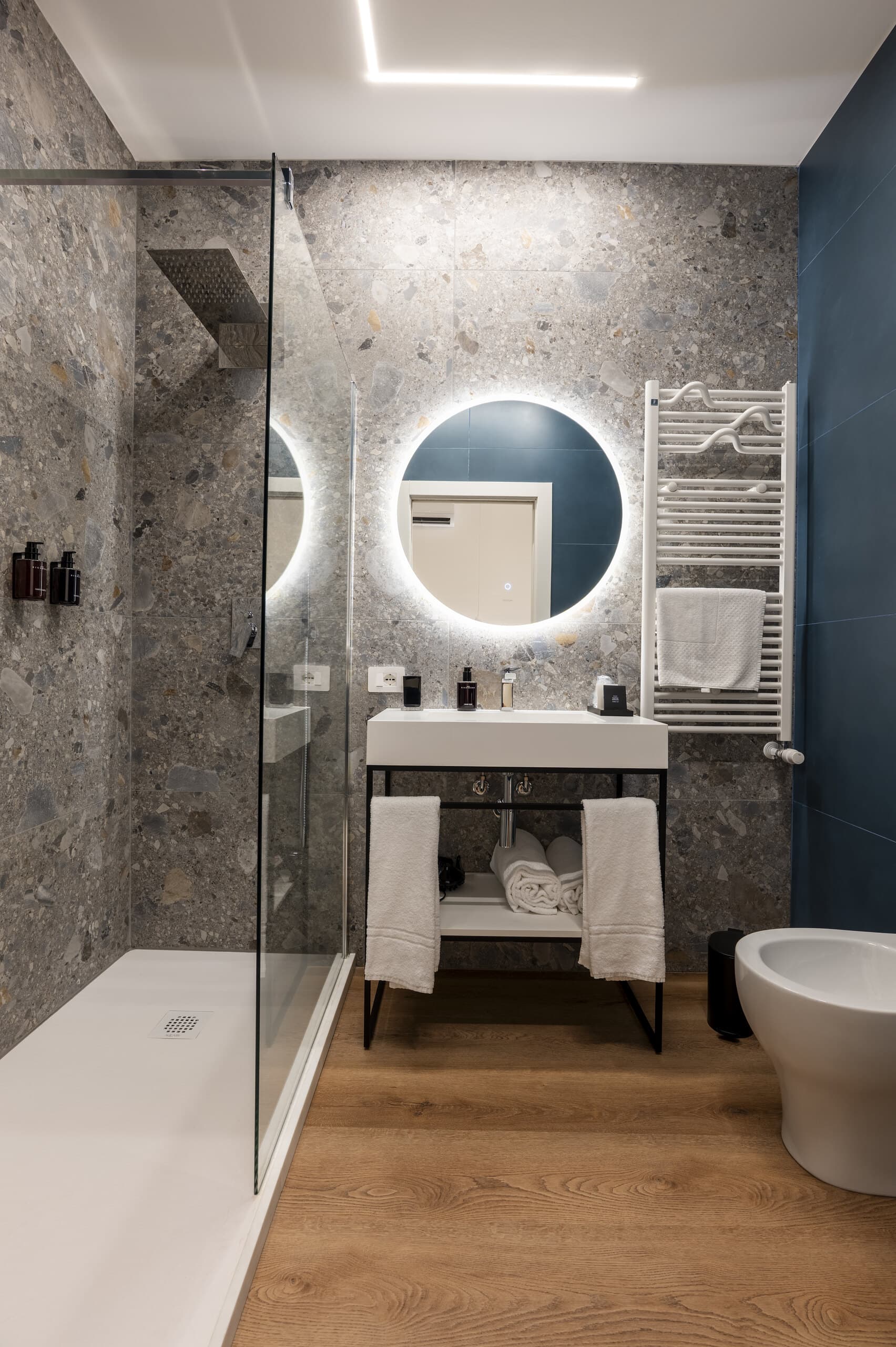 Camera 203: bagno privato con doccia