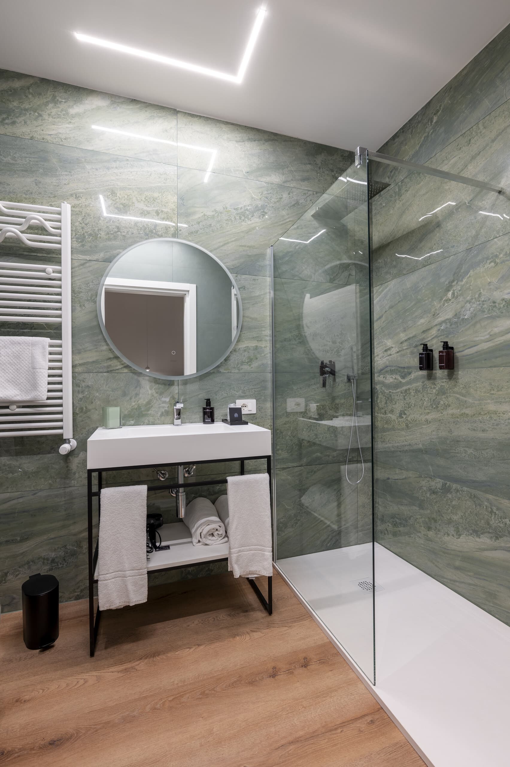 Camera 204: bagno con doccia in vetro