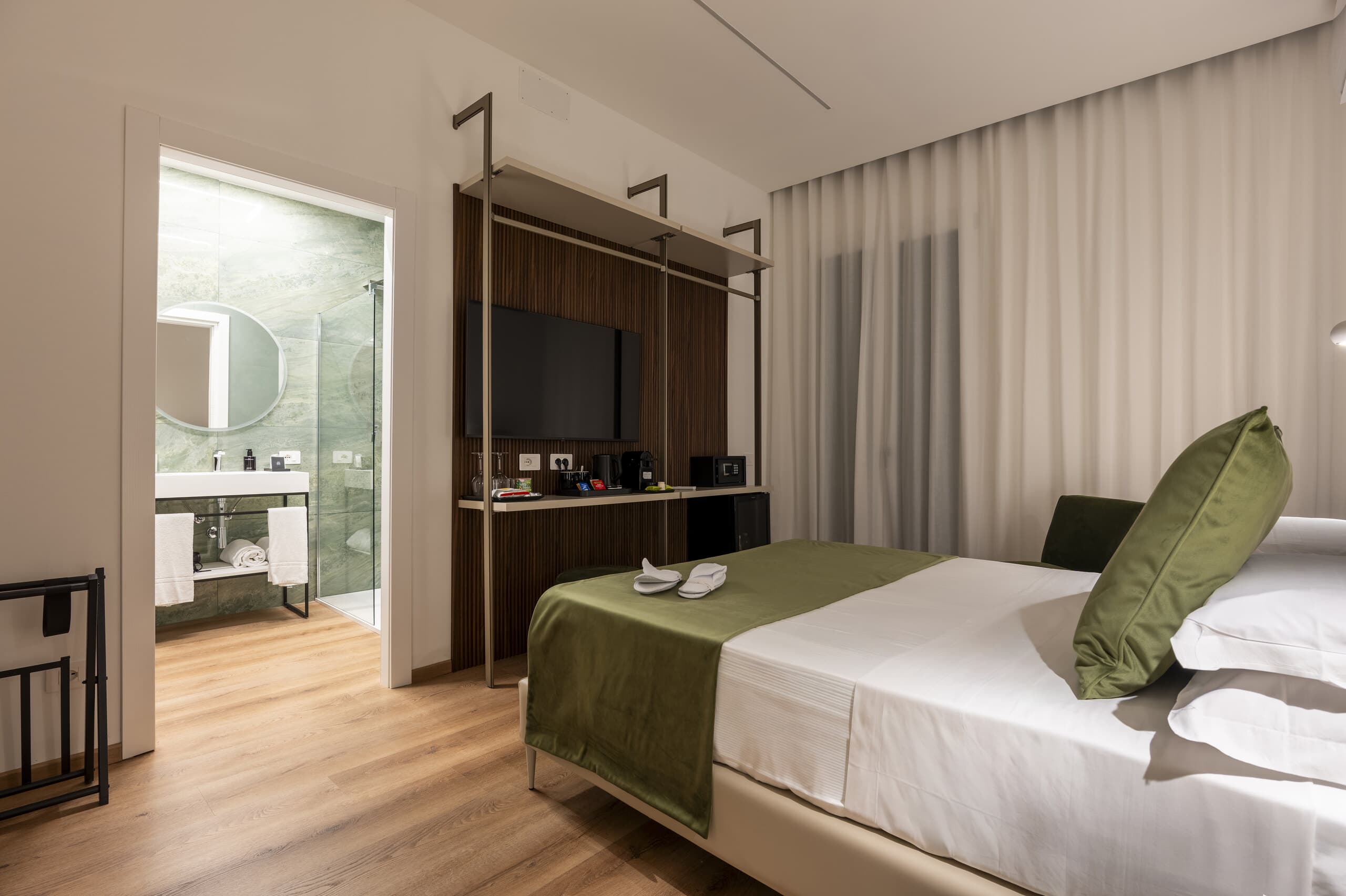 Camera 204: letto, cabina armadio a vista e bagno