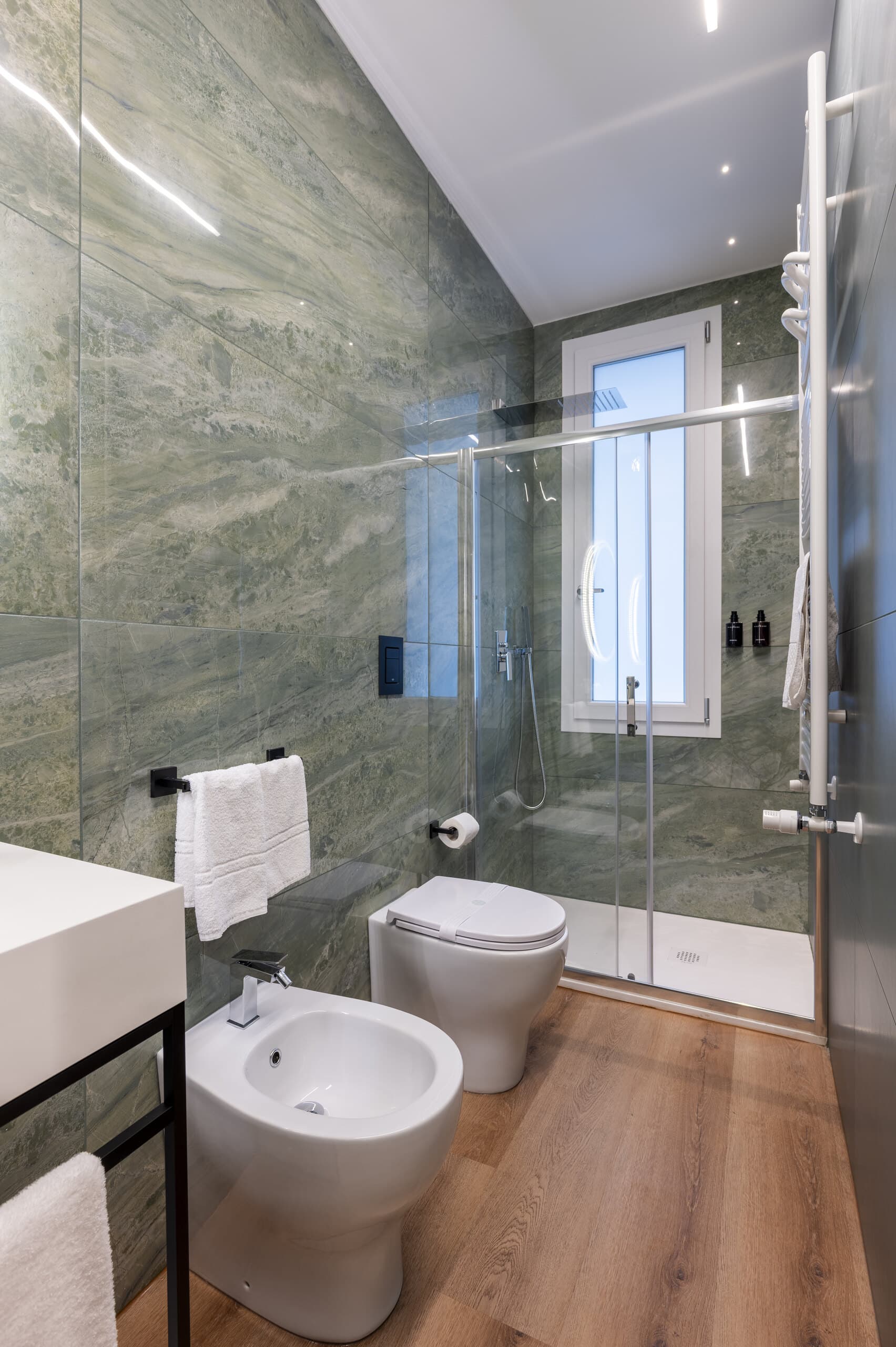 Camera 205: bagno con doccia