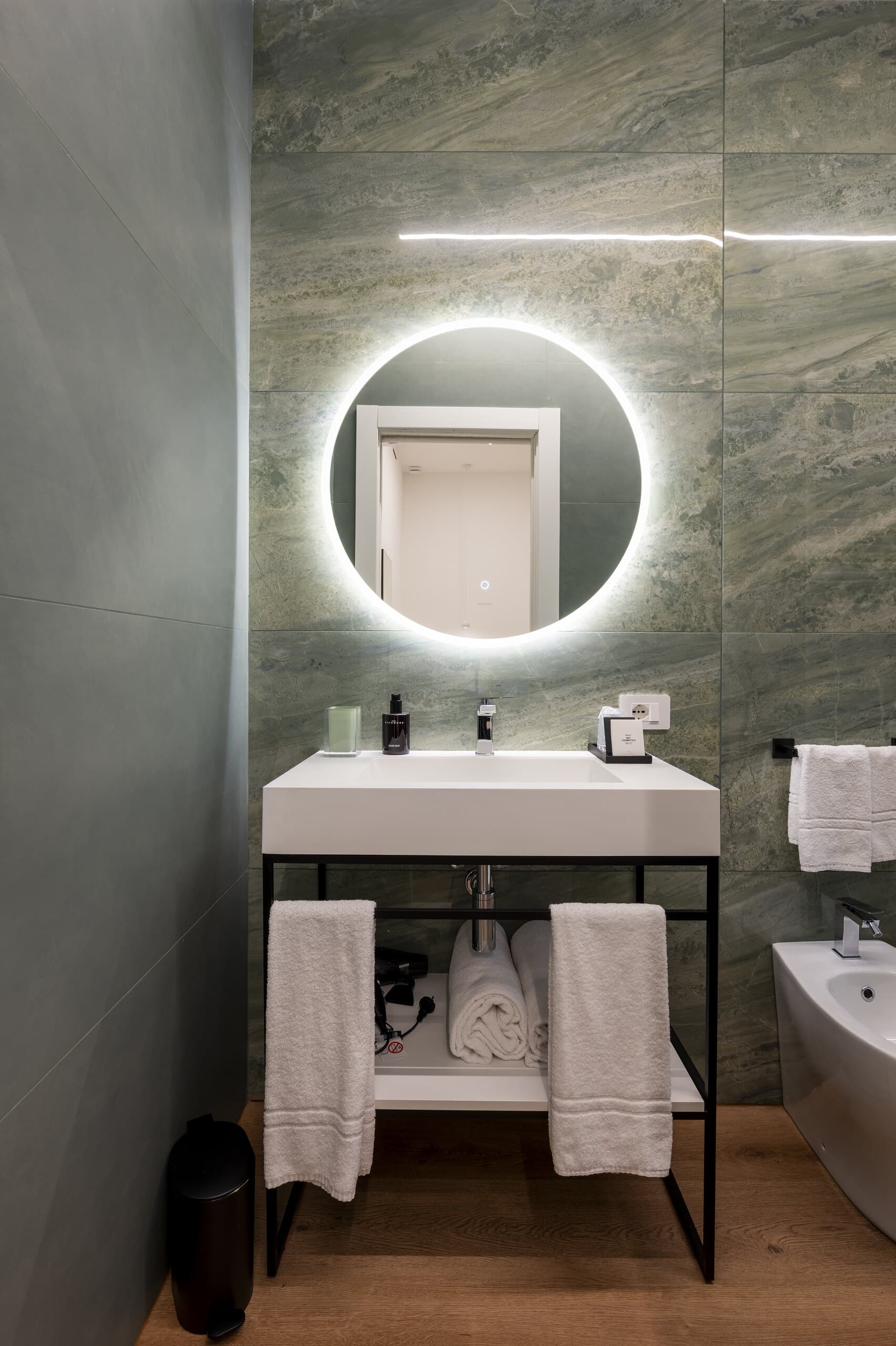 Camera 205: bagno con specchio retroilluminato
