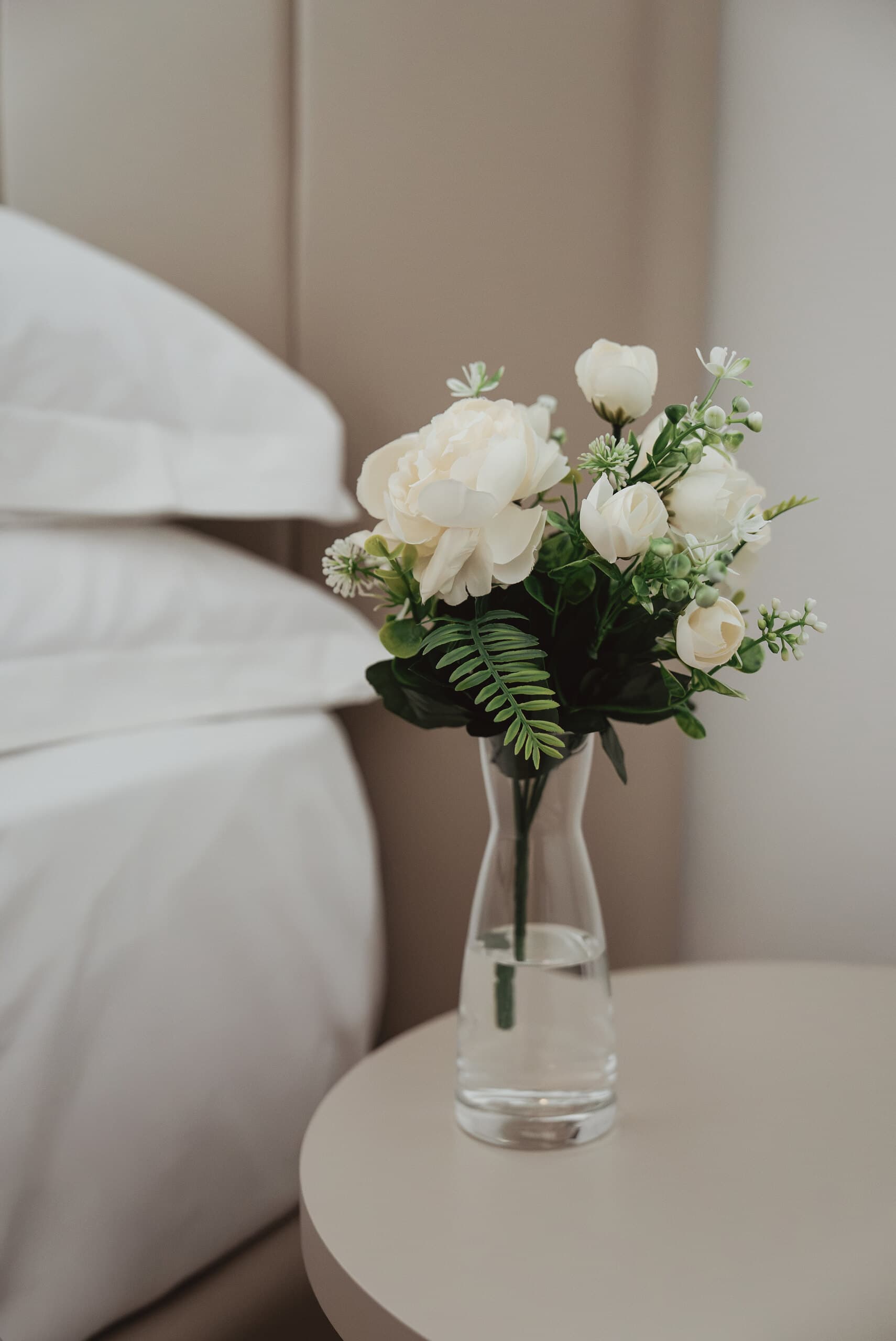 Comodino con fiori freschi