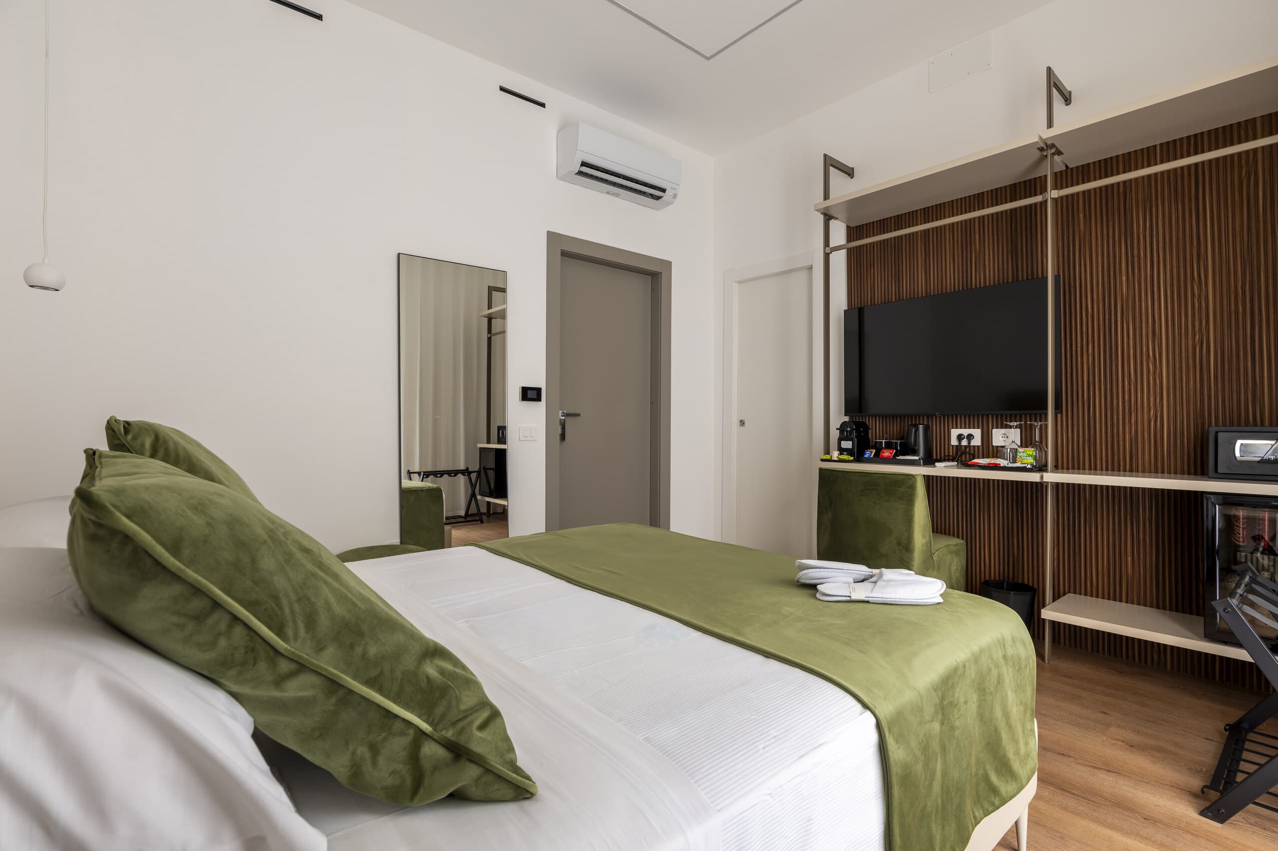 Camera 205: letto, scrittoio e cabina armadio a vista