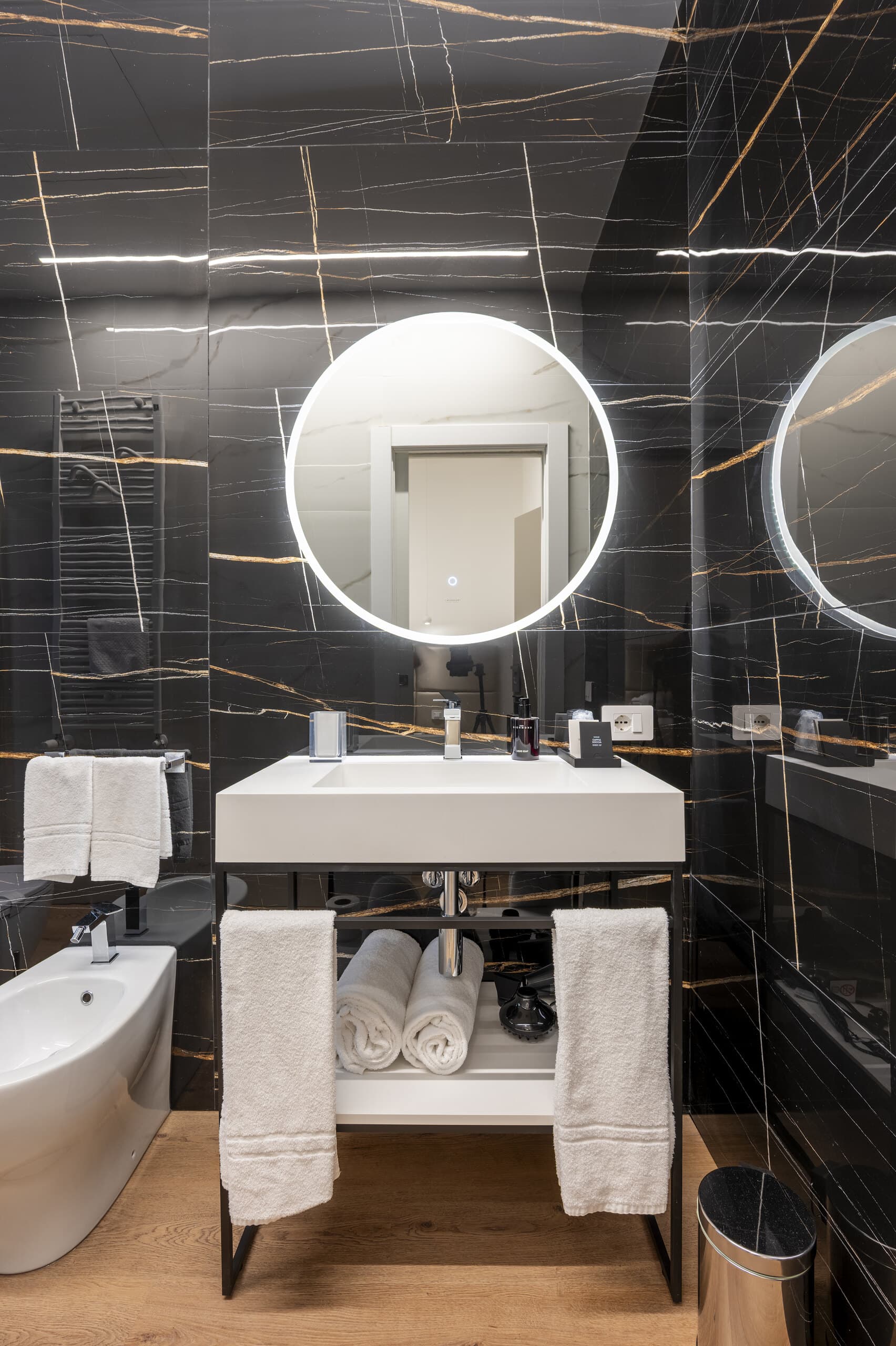 Camera 206: bagno in marmo nero
