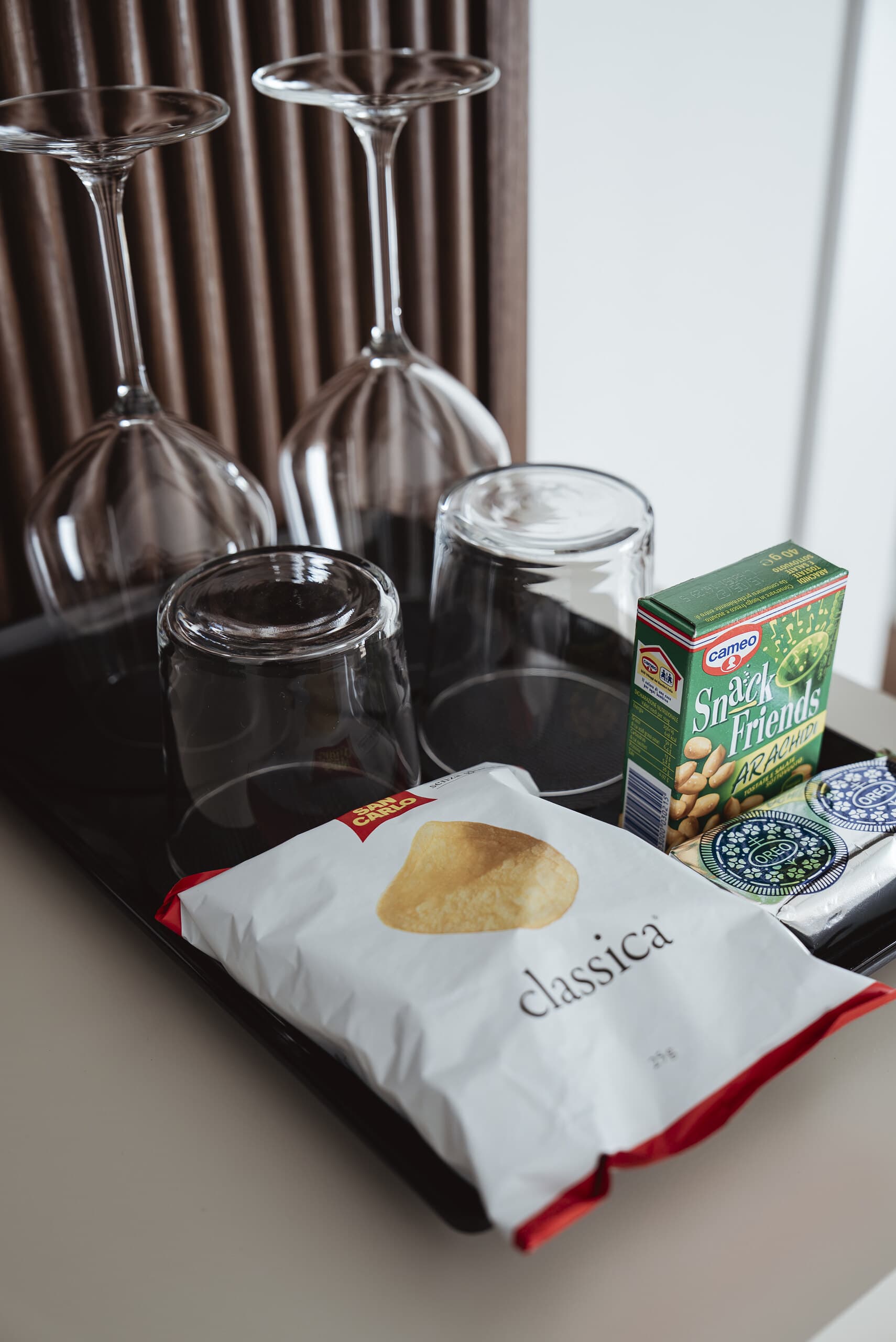 Minibar con snack e calici